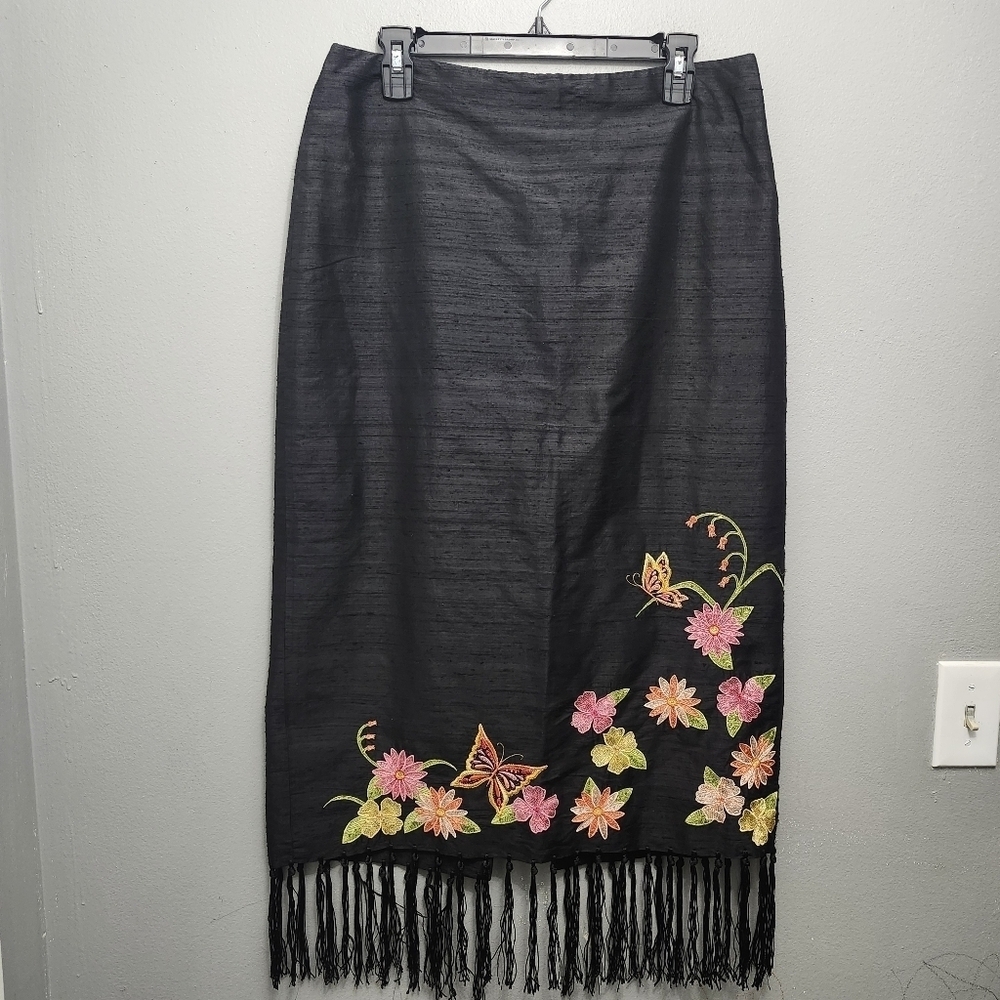 Maggie L women's vintage 100% silk skirt size 12 black embroidered flower but…